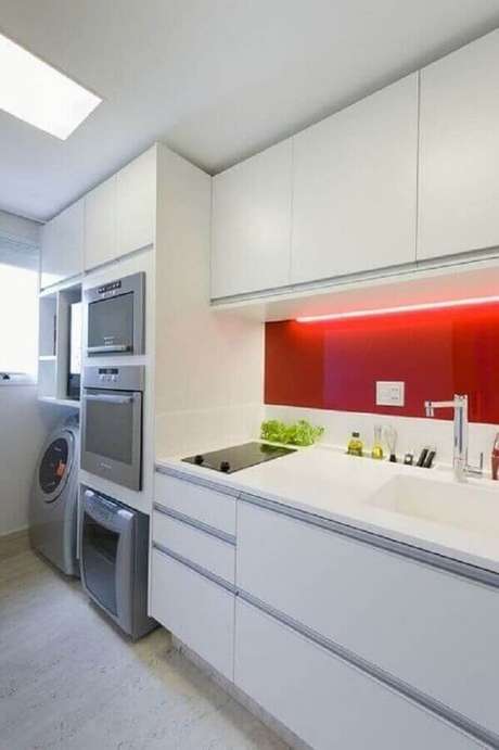 33. O revestimento vermelho colocou um toque personalizado na cozinha com lavanderia toda branca – Foto: Vazlon Brasil 33. O revestimento vermelho colocou um toque personalizado na cozinha com lavanderia toda branca – Foto: Vazlon Brasil