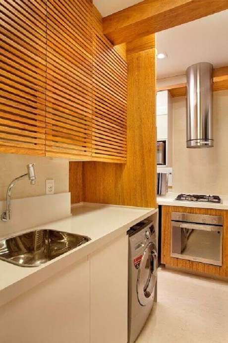 45. Os armários de madeira dá um toque acolhedor na decoração da cozinha integrada com lavanderia – Foto: Webcomunica 45. Os armários de madeira dá um toque acolhedor na decoração da cozinha integrada com lavanderia – Foto: Webcomunica