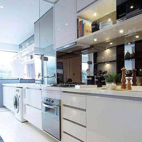 47. Móveis planejados para decoração de cozinha de apartamento pequeno com lavanderia – Foto: Chris Silveira Arquitetura 47. Móveis planejados para decoração de cozinha de apartamento pequeno com lavanderia – Foto: Chris Silveira Arquitetura