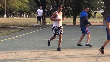 Ronaldinho em ação em pelada na prisão (Foto: Divulgação) Ronaldinho em ação em pelada na prisão (Foto: Divulgação)