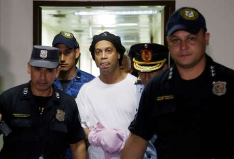 Ronaldinho é escoltado por policiais no Paraguai 07/03/2020 REUTERS/Jorge Adorno