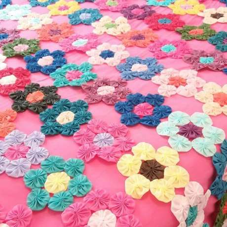 16. Como fazer fuxico em formato de flor para decorar quarto infantil – Via: Tua Casa 16. Como fazer fuxico em formato de flor para decorar quarto infantil – Via: Tua Casa