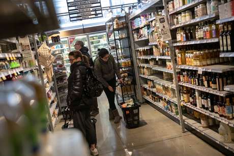 Pessoas fazem compras em Nova York, EUA 16/03/2020REUTERS/Jeenah Moon