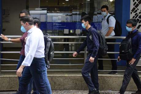 Pedestres utilizam máscaras no centro do Rio de Janeiro (RJ), nesta terça-feira (17), como prevenção ao coronavírus.
