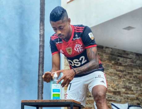 Bruno Henrique higieniza as mãos com álcool em gel (Foto: Reprodução / Twitter)