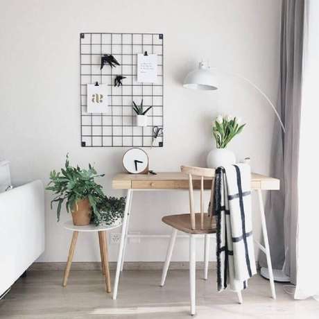 34. Use vasos de plantas para diminuir o estresse no seu ambiente de trabalho em casa – Foto: Block Design 34. Use vasos de plantas para diminuir o estresse no seu ambiente de trabalho em casa – Foto: Block Design