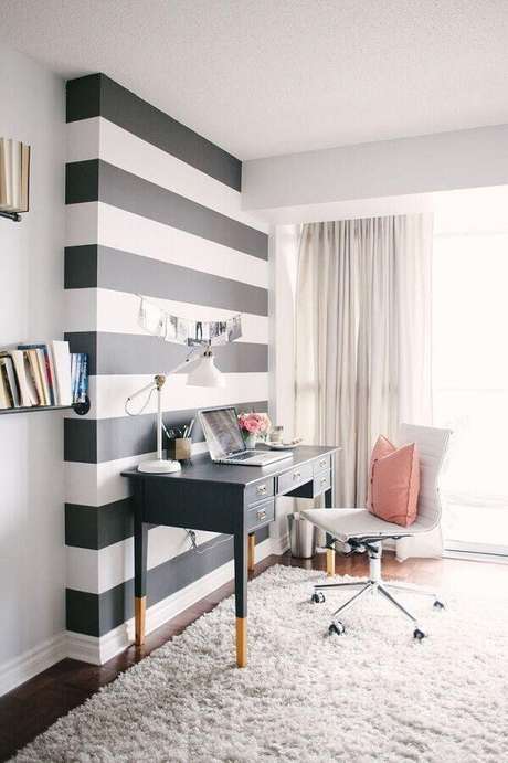 42. Decoração para estação de trabalho em casa com papel de parede listrado preto e branco – Foto: Karen Lenzi 42. Decoração para estação de trabalho em casa com papel de parede listrado preto e branco – Foto: Karen Lenzi