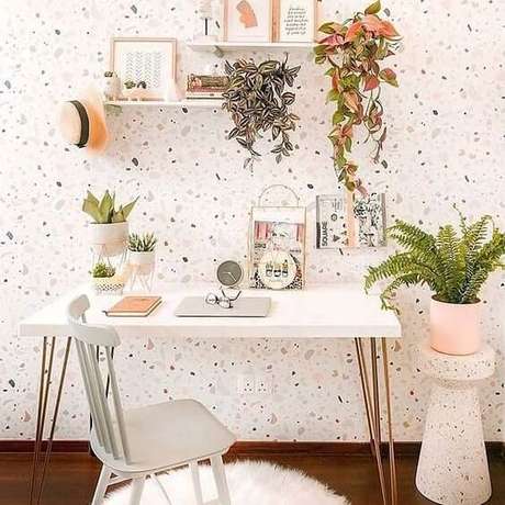 2. Home office com papel de parede granilite – Via: Piterest 2. Home office com papel de parede granilite – Via: Piterest