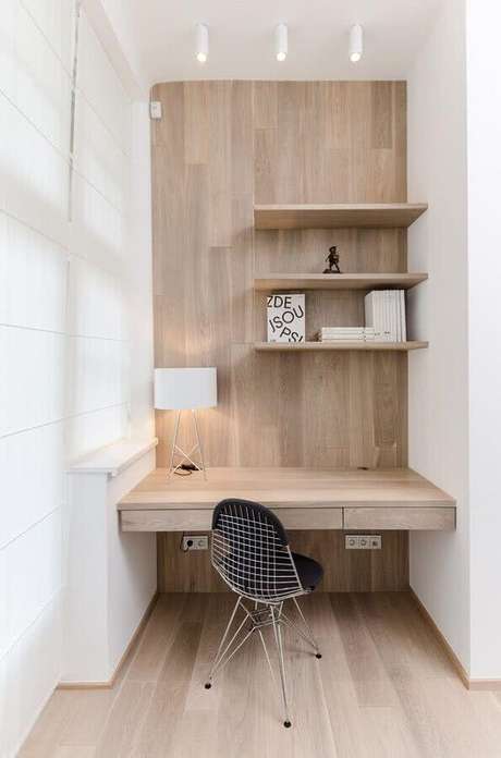 62. Móveis e revestimentos de madeira podem levar um toque acolhedor na decoração de home office – Foto: Frenchy Fancy 62. Móveis e revestimentos de madeira podem levar um toque acolhedor na decoração de home office – Foto: Frenchy Fancy