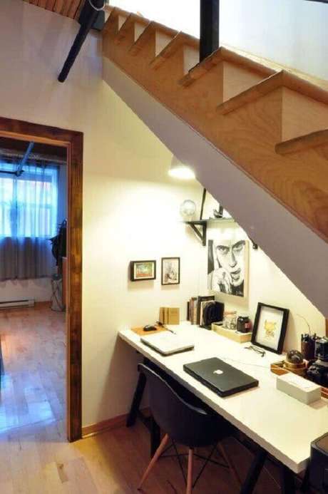 74. Aproveite o espaço embaixo da escada para fazer sua estação de trabalho – Foto: Apartment Therapy 74. Aproveite o espaço embaixo da escada para fazer sua estação de trabalho – Foto: Apartment Therapy