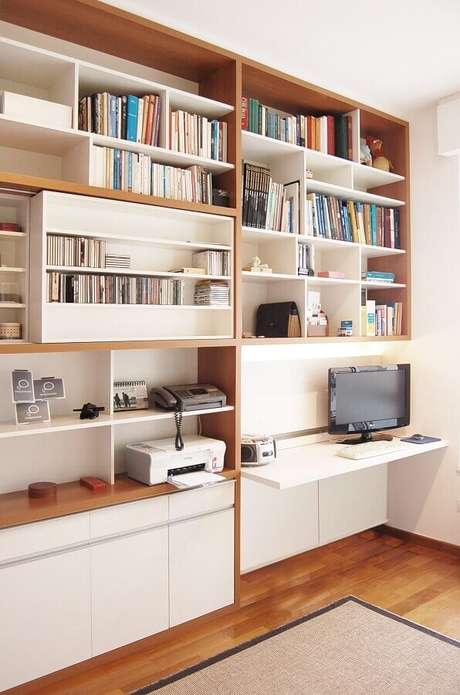 80. Modelo de estante planejada com nicho para bancada de home office – Foto: A.M Studio Arquitetura 80. Modelo de estante planejada com nicho para bancada de home office – Foto: A.M Studio Arquitetura