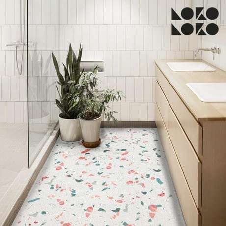 11. Piso granilite colorido para banheiro branco – Via: Pinterest 11. Piso granilite colorido para banheiro branco – Via: Pinterest
