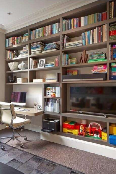 84. Sala decorada com estante de nichos planejada com bancada de home office – Foto: Elgin & Ellis 84. Sala decorada com estante de nichos planejada com bancada de home office – Foto: Elgin & Ellis