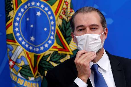 Ministro Dias Toffoli utiliza máscara para se proteger do novo coronavírus