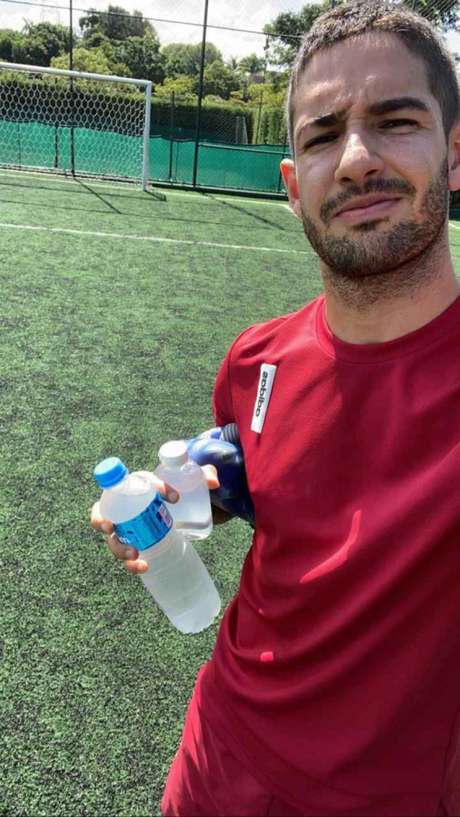 Alexandre Pato, munido com água e álcool gel, se preparando para treinar - FOTO: Reprodução/Twitter Alexandre Pato, munido com água e álcool gel, se preparando para treinar - FOTO: Reprodução/Twitter