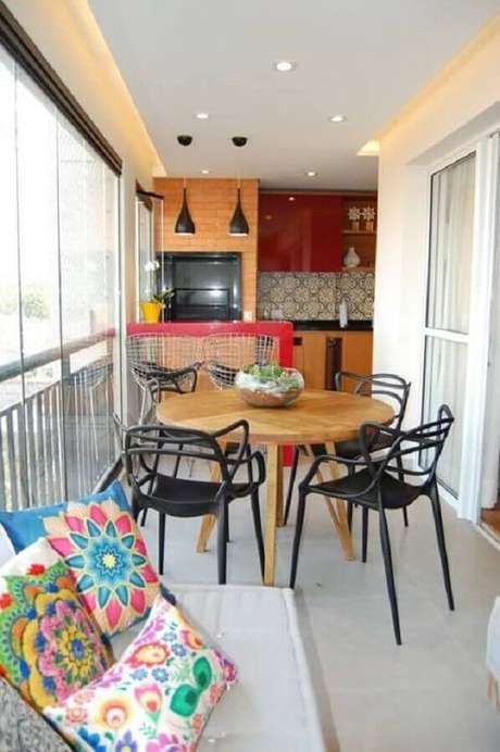 3. As almofadas coloridas dão um toque diferente na decoração da área gourmet pequena – Foto: Big Interior Design Blog 3. As almofadas coloridas dão um toque diferente na decoração da área gourmet pequena – Foto: Big Interior Design Blog
