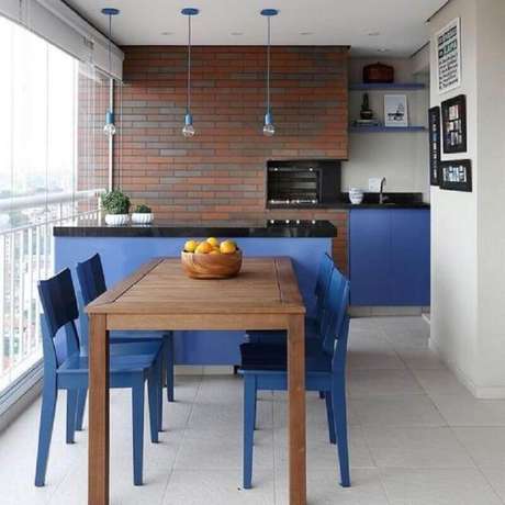 39. Decoração de apartamento com área gourmet pequena com churrasqueira e móveis pintados de azul – Foto: Muito Chique 39. Decoração de apartamento com área gourmet pequena com churrasqueira e móveis pintados de azul – Foto: Muito Chique