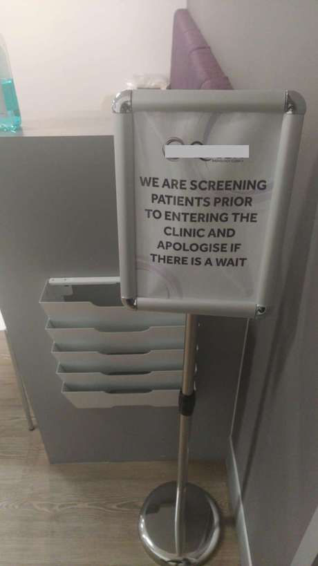 Clínica de radiografia pede que os clientes sejam avaliados antes de entrarem Clínica de radiografia pede que os clientes sejam avaliados antes de entrarem