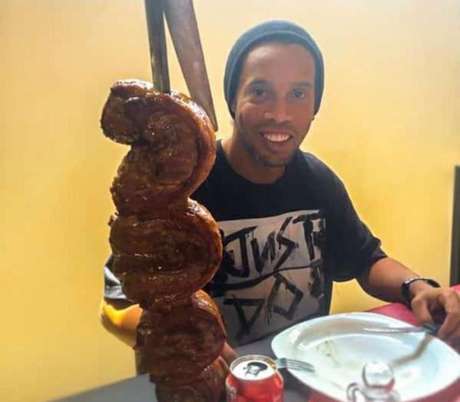 Ronaldinho Gaúcho ganha churrasco na prisão - Reprodução Twitter Ronaldinho Gaúcho ganha churrasco na prisão - Reprodução Twitter