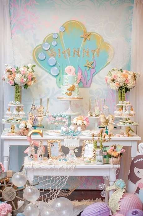 11. Invista em arranjos de flores para levar mais feminilidade e natureza para a festa infantil sereia – Foto: Papo Glamour 11. Invista em arranjos de flores para levar mais feminilidade e natureza para a festa infantil sereia – Foto: Papo Glamour