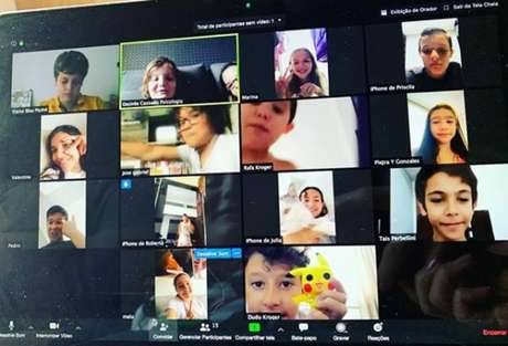 Crianças de 10 a 12 anos se reuniram por webcam para matar as saudades. 