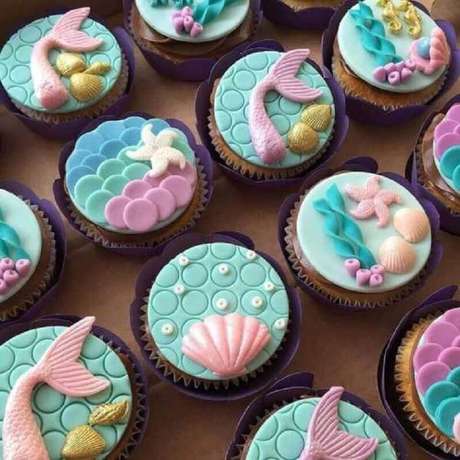30. Modelo de cupcakes personalizados para festa tema sereia – Foto: Cupcake Art 30. Modelo de cupcakes personalizados para festa tema sereia – Foto: Cupcake Art