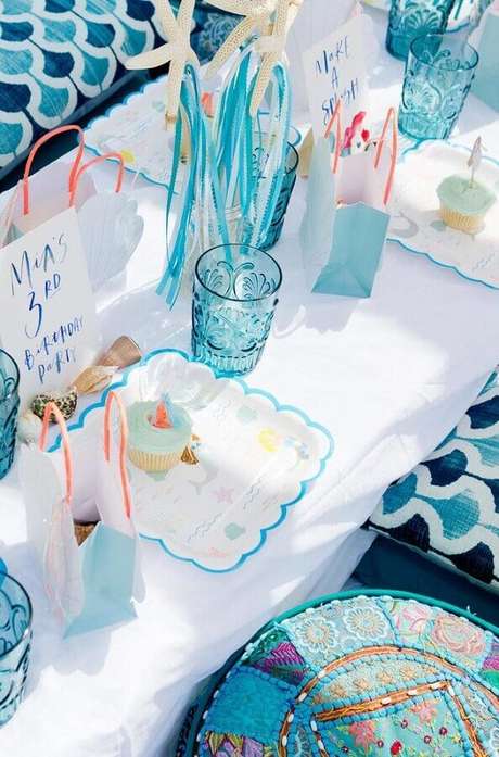 33. Tons de azul são presença garantida em toda decoração de festa sereia – Foto: OkChicas 33. Tons de azul são presença garantida em toda decoração de festa sereia – Foto: OkChicas
