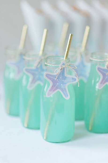 48. A bebida azul claro é excelente escolha para uma linda festa sereia infantil – Foto: Etsy 48. A bebida azul claro é excelente escolha para uma linda festa sereia infantil – Foto: Etsy