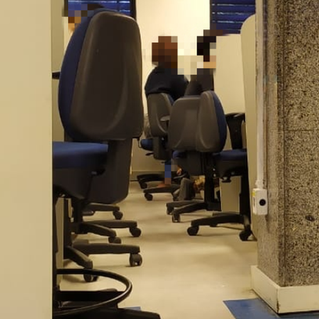 Operadores a poucos centímetros de distância em sala de operação da Atento em Salvador; andar tem mais de 250 postos Operadores a poucos centímetros de distância em sala de operação da Atento em Salvador; andar tem mais de 250 postos