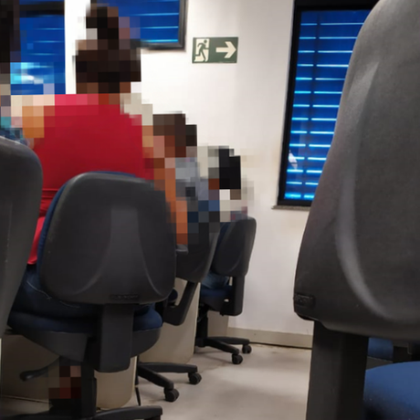Operador de telemarketing diz que empresa disponibiliza apenas um frasco de álcool em gel para atender prédio de quatro andares Operador de telemarketing diz que empresa disponibiliza apenas um frasco de álcool em gel para atender prédio de quatro andares
