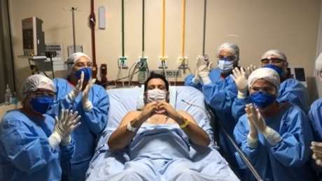 Marcelo Magno apareceu em vídeo acordado e fazendo um coração com as mãos