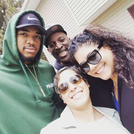 Karl-Anthony Towns posa com a família em foto divulgada nas redes sociais Karl-Anthony Towns posa com a família em foto divulgada nas redes sociais