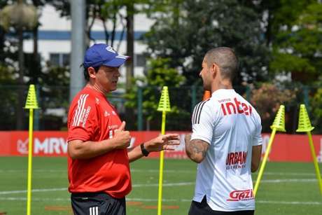 Fernando Diniz em conversa com Alexandre Pato no CT da Barra Funda (Foto: Érico Leonan/saopaulofc.net) Fernando Diniz em conversa com Alexandre Pato no CT da Barra Funda (Foto: Érico Leonan/saopaulofc.net)