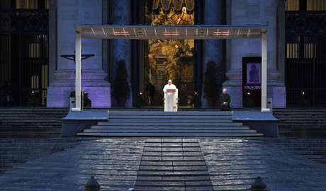 Papa Francisco fez oração na praça São Pedro vazia Papa Francisco fez oração na praça São Pedro vazia
