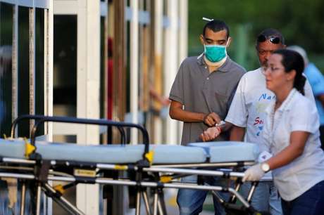 Homem utiliza máscara de proteção em hospital de Brasília (DF) durante pandemia de coronavírus  10/03/2020 REUTERS/Adriano Machado