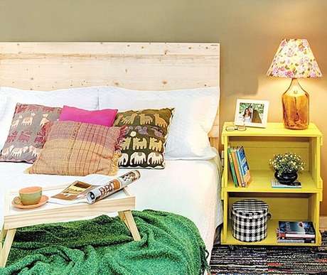 82. Criado mudo amarelo feito com caixotes de amarelo. Fonte: Pinterest