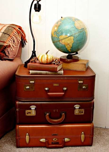 76. Criado mudo feito com malas de viagem. Fonte: Pinterest