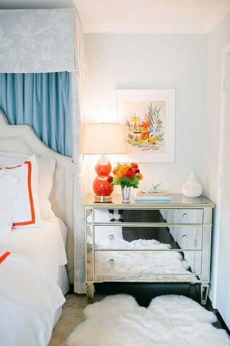 51. Quarto de casal com cabeceira branca e criado espalhado. Fonte: Pinterest