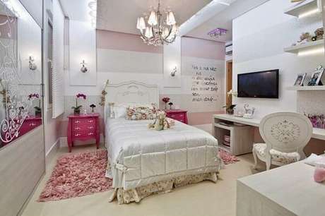 25. Quarto feminino decorado com criado mudo pink. Fonte: Home Decoo