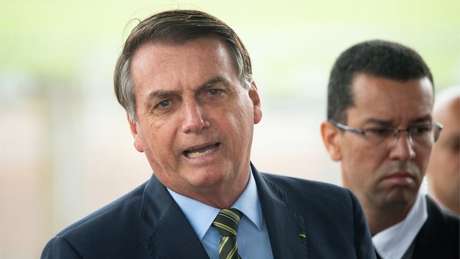 Bolsonaro criticou o fechamento das escolas e disse que medidas de distanciamento social afetariam o desempenho da economia