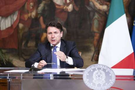 Giuseppe Conte fez uma live para anunciar as novas medidas Giuseppe Conte fez uma live para anunciar as novas medidas