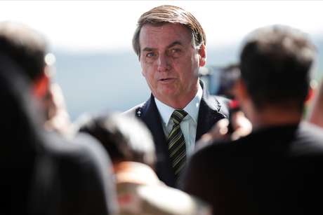Presidente Jair Bolsonaro conversa com apoiadores ao deixar o Palácio da Alvorada em Brasília 30/03/2020 REUTERS/Ueslei Marcelino 