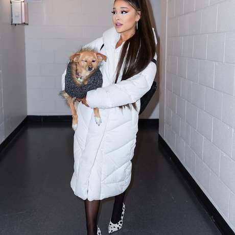 Ariana Grande publica foto exibindo seu cabelo natural Ariana Grande publica foto exibindo seu cabelo natural