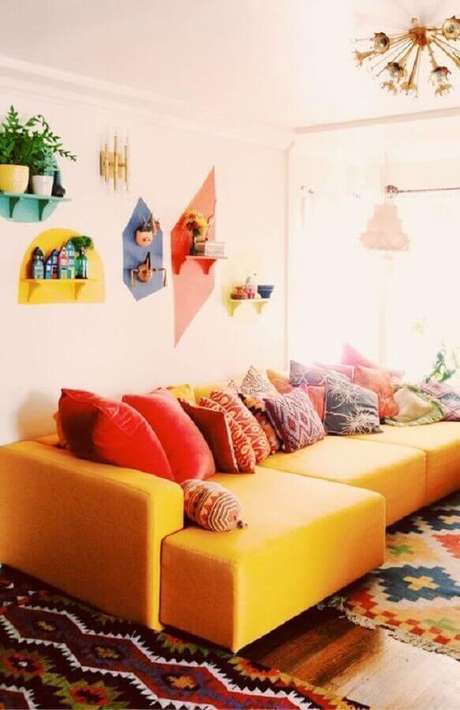 11. Almofadas coloridas ficam muito bem na decoração da sala amarela – Foto: Encadreé Posters 11. Almofadas coloridas ficam muito bem na decoração da sala amarela – Foto: Encadreé Posters