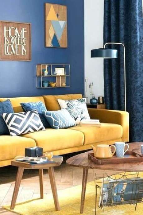 9. Decoração de sala azul e amarela com mesa de centro de madeira – Foto: Archzine 9. Decoração de sala azul e amarela com mesa de centro de madeira – Foto: Archzine