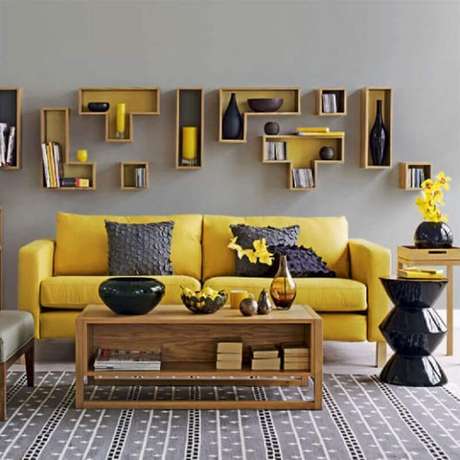5. Decoração de sala cinza e amarela com nichos diferentes e mesa de centro de madeira – Foto: Dcore Você 5. Decoração de sala cinza e amarela com nichos diferentes e mesa de centro de madeira – Foto: Dcore Você