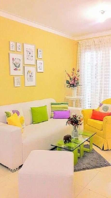 51. Sofá e poltrona para sala amarela com almofadas coloridas – Foto: Pinterest 51. Sofá e poltrona para sala amarela com almofadas coloridas – Foto: Pinterest
