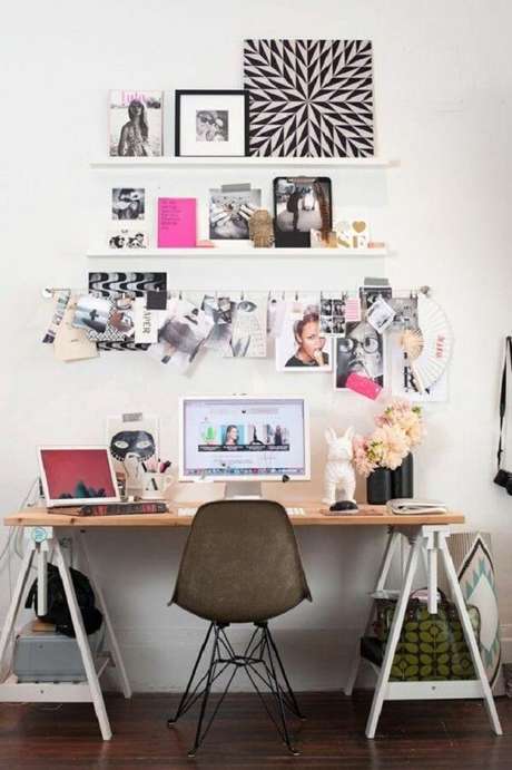 28. Bancada simples com quadros para escritório. Fonte: Pinterest 28. Bancada simples com quadros para escritório. Fonte: Pinterest