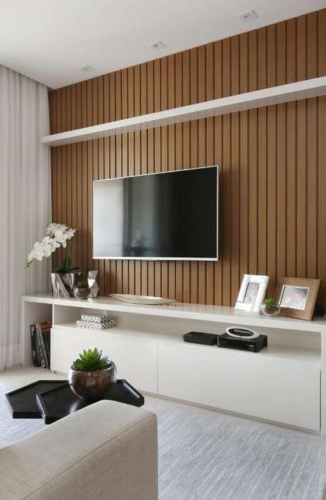 21. Sala de estar com painel de madeira para tv – Projeto: Bianchi Lima 21. Sala de estar com painel de madeira para tv – Projeto: Bianchi Lima