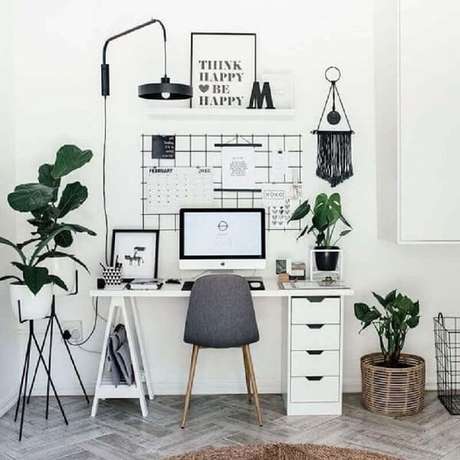 31. Escritório simples com quadro de anotações e luminária preta. Foto: Webcomunica 31. Escritório simples com quadro de anotações e luminária preta. Foto: Webcomunica